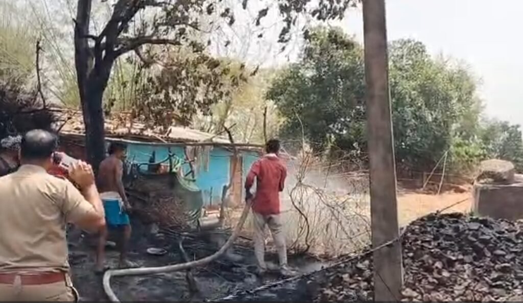 Sidhi Fire Incident : मध्यप्रदेश में दर्दनाक अग्निकांड…! घर में लगी भीषण आग…3 मासूमों की दर्दनाक मौत…गांव में मातम VIDEO Sidhi Fire Incident: Tragic Blaze in Madhya Pradesh! Massive Fire Engulfs Home... 3 Innocent Children Perish... Village Plunged into Mourning (VIDEO)