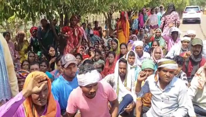 वन विभाग की कार्रवाई पर भड़के ग्रामीण, कलेक्ट्रेट का घेराव कलेक्ट्रेट पहुंचकर जताया विरोध