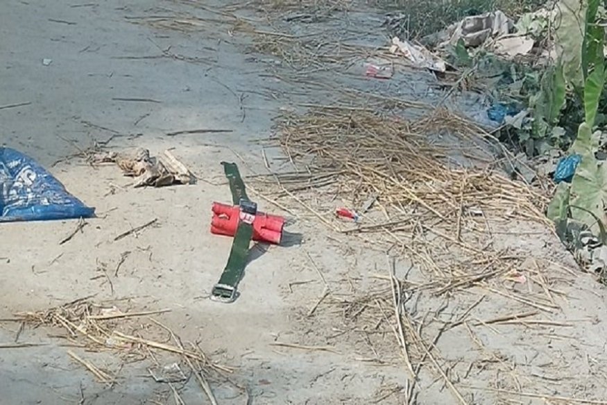 Raipur Bomb Scare : रावाभाठा के घर में मिला संदिग्ध विस्फोटक सामान…! तार और संदिग्ध सामान मिलने से हड़कंप…जांच में जुटी पुलिस Raipur Bomb Scare: Suspicious Explosive Material Found in a House in Ravabhatha! Panic Ensues After Wires and Suspicious Items Are Recovered from the Residence; Police Launch Investigation.