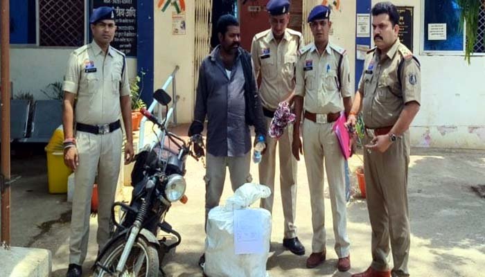 पुलिस की बड़ी कार्रवाई: टीवीएस एक्सेल से गांजा तस्करी करते आरोपी गिरफ्तार, 6 लाख का माल जब्त गांजा तस्करी करते आरोपी गिरफ्तार