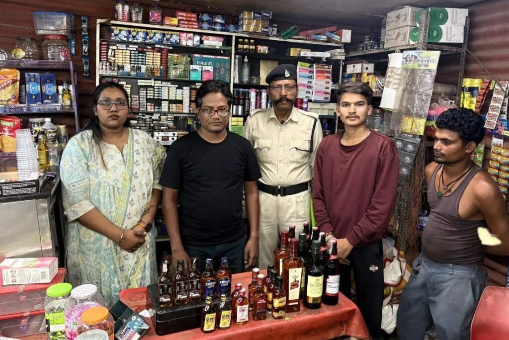 Illegal Liquor Seized : तिल्दा के पान दुकान से मिली विदेशी शराब…! आबकारी टीम का एक्शन…आरोपी गिरफ्तार Illegal Liquor Seized: Foreign Liquor Recovered from a Pan Shop in Tilda! Excise Team Takes Action... Accused Arrested.