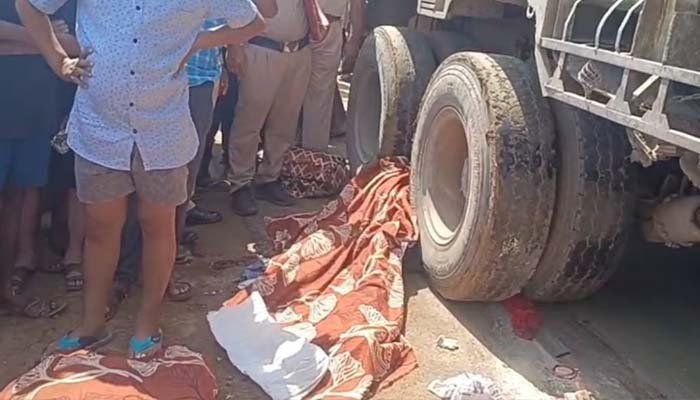 तेज रफ्तार ट्रक ने उजाड़ा परिवार : माता-पिता की मौत, 4 साल का बेटा गंभीर सड़क हादसा