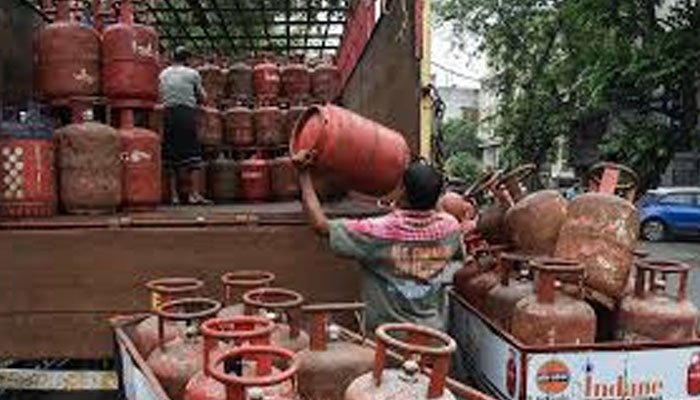 गैस सिलेंडर पर महंगाई का धमाका: कमर्शियल LPG 993 रुपये महंगा, रेट 3000 पार