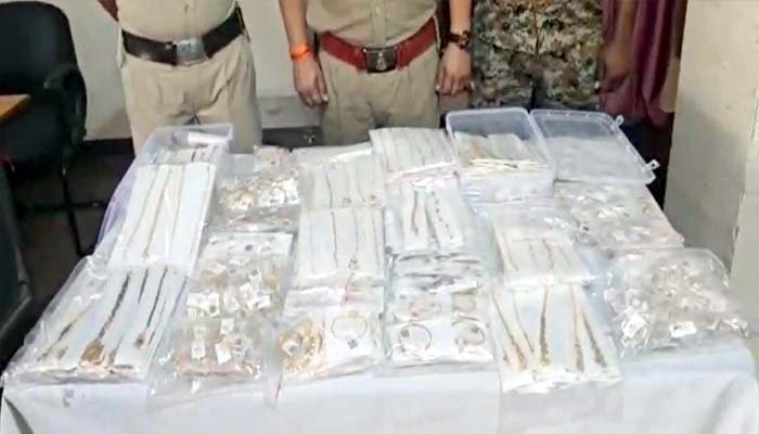 9 करोड़ से अधिक के सोने के आभूषण जब्त, कार के गुप्त चैंबर से मिला माल सोने के आभूषण जब्त