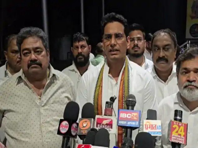 Congress Protest : बेमेतरा में कांग्रेस का बड़ा विरोध प्रदर्शन…! देवेंद्र यादव सहित 17 पर केस दर्ज…मंत्री दयालदास बघेल की ‘शव यात्रा’ निकालने पर बवाल Congress Protest: Major Protest by Congress in Bemetara! Case Registered Against 17 Individuals, Including Devendra Yadav... Uproar Over Staging a 'Funeral Procession' for Minister Dayaldas Baghel.