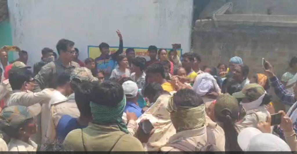 Attack on DFO: Uproar in Gariaband! Life-threatening assault on DFO... Villagers pelt stones at team sent to clear forest encroachment... Watch VIDEO here.