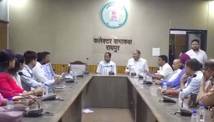 रायपुर कलेक्टर ने ली ऑयल कंपनियों एवं डीलर्स की बैठक, दिए कड़े निर्देश – जनता भी पैनिक बाईंग ना करें… रायपुर कलेक्टर