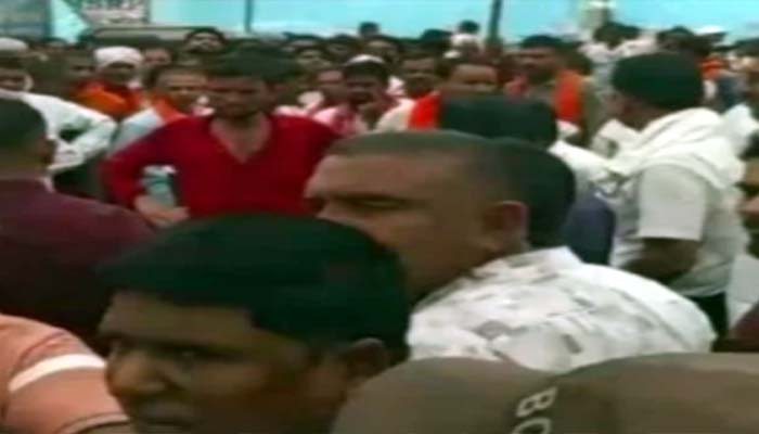 सुशासन तिहार कार्यक्रम में हंगामा: मंच के सामने सरपंच पर चाकू से हमला, मची अफरा-तफरी सुशासन तिहार कार्यक्रम में हंगामा