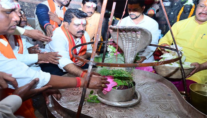 सोमनाथ अमृत महोत्सव से जुड़े विजय शर्मा, भोरमदेव में की पूजा-अर्चना विजय शर्मा ने भोरमदेव मंदिर में की पूजा अर्चना