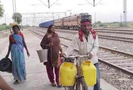 Raipur Water Crisis : रायपुर में पानी के लिए हाहाकार…! 120 बोरवेल सूखे…20 वार्डों में टैंकर से सप्लाई…रोज 650 फेरे लगा रहे है टैंकर…पहली बार शहर के इतने वार्डों में टैंकर से जलापूर्ति Raipur Water Crisis: Desperate outcry for water in Raipur! 120 borewells have run dry; water is being supplied via tankers across 20 wards. Tankers are making 650 trips daily—marking the first time that water is being supplied via tankers to such a large number of wards in the city.