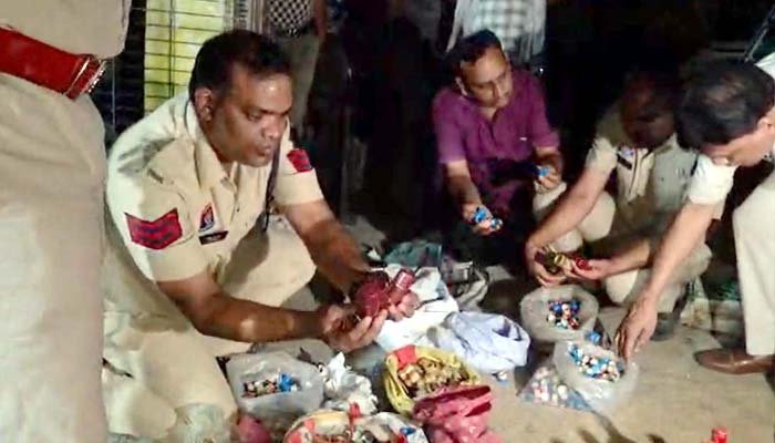 नकली शराब फैक्ट्री का भंडाफोड़, ब्रांडेड बोतलों में भरकर बेची जा रही थी मिलावटी शराब ब्रांडेड बोतलों में भरकर बेची जा रही थी मिलावटी शराब