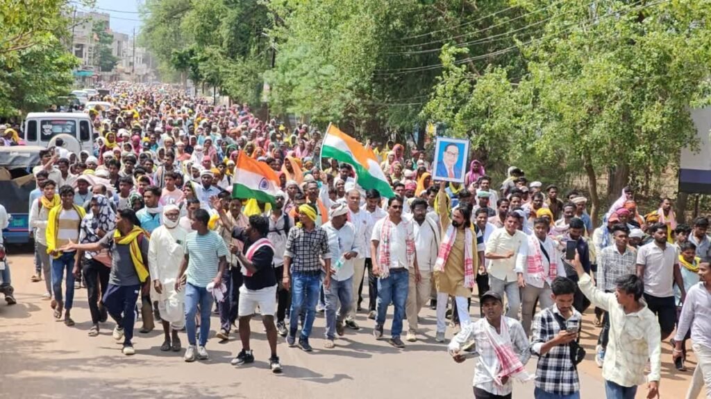 Jal, Jungle, Zameen: A massive sea of ​​tribals in Dhamtari! Thousands from 45 villages laid siege to the Collectorate; even tear gas failed to stop the crowd—a formidable show of strength by the tribals.