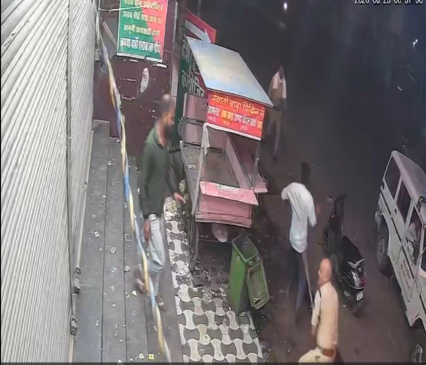Liquor Sale : शराब के शौकीनों पर पुलिस ने ऐसे बरसाई लाठियां…! यहां देखें VIDEO Liquor Sale: This is how the police rained lathis on liquor enthusiasts...! Watch the video here.