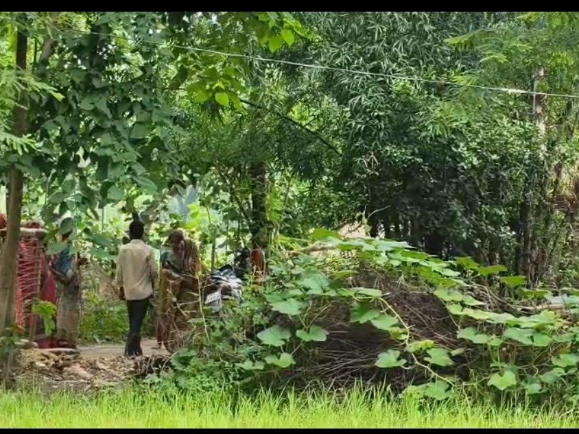 Child Safety : कोरबा में हैवानियत…! पिता को जंगल में पीटा…12 वर्षीय बेटी को नकली पिस्टल से डराकर की छेड़छाड़…30 हजार लूटे Child Safety: Barbaric act in Korba...! Father beaten in the forest... 12-year-old daughter molested after being threatened with a fake pistol... ₹30,000 looted.