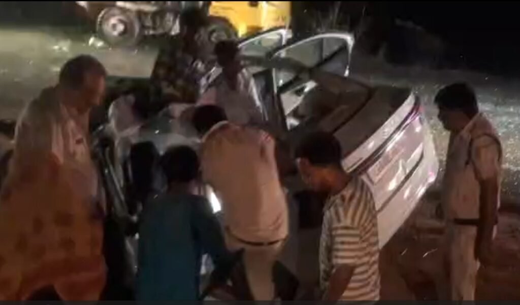 Road Accident : देर रात अंबिकापुर-रायपुर हाईवे पर भीषण हादसा…! खड़े ट्रक से टकराई कार…युवक की मौत…स्विफ्ट डिजायर के उड़ गए परखच्चे…VIDEO Road Accident: Horrific crash on the Ambikapur-Raipur highway late at night! Car rams into a stationary truck; young man killed; Swift Dzire completely mangled... VIDEO