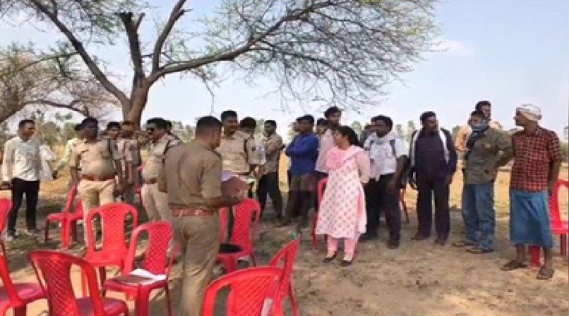Mystery Deaths : बलौदाबाजार के इस गांव में एक-एक कर मरते गए 8 लोग…! खजाने के लिए बलि की चर्चा…भारी पुलिस मौजूदगी के बीच महीनेभर पुराने शव को कब्र से निकाला Mystery Deaths: Eight people died one after another in this village in Balodabazar...! Rumors of a human sacrifice for treasure... Month-old body exhumed amidst heavy police presence.