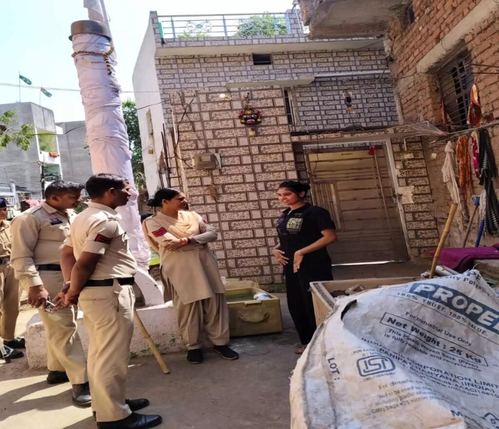 Raipur Police Action : रायपुर पुलिस का बड़ा एक्शन…! महिला अपराधी मुस्कान रात्रे जिला बदर…6 जिलों में एंट्री बैन Raipur Police Action: Major move by Raipur Police! Female offender Muskan Ratre externed from the district; entry banned in six districts.
