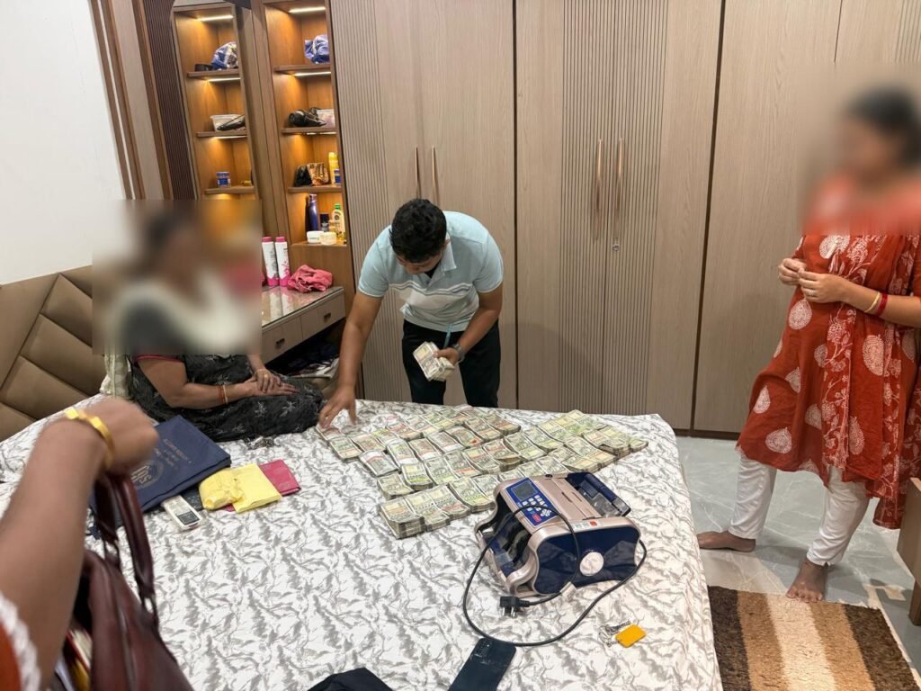 Online Satta Racket : GT vs RCB मैच पर चल रहा था ऑनलाइन बेटिंग सिंडिकेट…! रायगढ़ पुलिस की बड़ी रेड…32 लाख कैश जब्त VIDEO Online Satta Racket: Online Betting Syndicate Operating on GT vs RCB Match! Major Raid by Raigarh Police... ₹32 Lakh in Cash Seized (VIDEO)