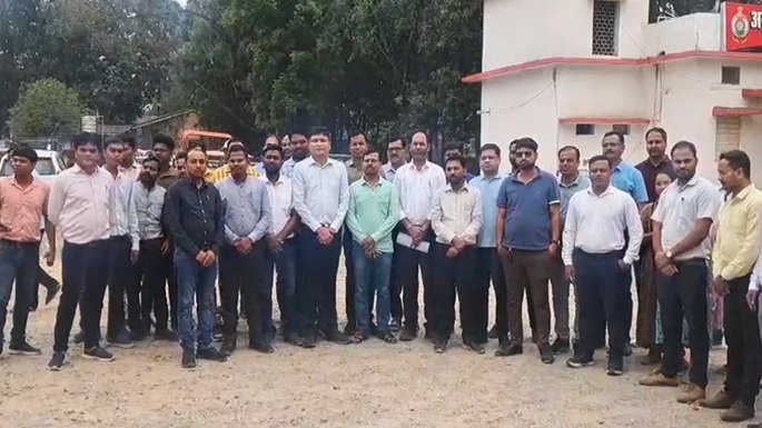 Tehsildar Strike : नायब तहसीलदार पर विधायक समर्थकों की बेरहमी…! मारपीट के बाद अब प्रदेशभर में तहसीलदारों की अनिश्चितकालीन हड़ताल Tehsildar Strike: MLA Supporters Brutalize Naib Tehsildar! Following the assault, Tehsildars across the state launch an indefinite strike.
