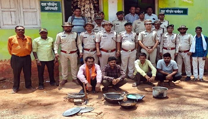 खैरागढ़ में करंट लगाकर जंगली सूअर का शिकार, मांस पकाते 4 आरोपी गिरफ्तार जंगली सूअर का शिकार