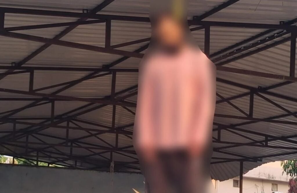 Suicide Case : कांकेर में सनसनी…! फंदे पर लटकी मिली पूर्व कांग्रेस नेता की लाश…गौठान परिसर में मिला शव…जांच में जुटी पुलिस Suicide Case: Sensation in Kanker...! Body of former Congress leader found hanging... Corpse discovered within the Gauthan premises... Police launch investigation.