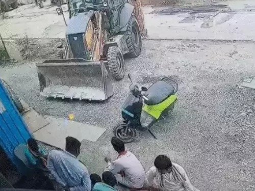 JCB Blast : बिलासपुर में दर्दनाक हादसा…! हवा भरते समय फटा जेसीबी का टायर…हेल्पर की मौत…तीन घायल यहां देखें VIDEO JCB Blast: Tragic accident in Bilaspur... JCB tire bursts while being inflated... Helper killed, three injured; watch the video here.