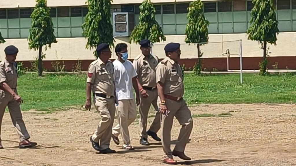 NEET Re Exam : आत्महत्या के लिए उकसाने के आरोपी को मिली NEET री-एग्जाम देने की अनुमति…! हाईकोर्ट के आदेश पर कड़ी सुरक्षा में पहुंचा परीक्षा सेंटर NEET Re-exam: Accused of abetment to suicide granted permission to take NEET re-exam...! Arrived at the exam center under tight security following a High Court order.