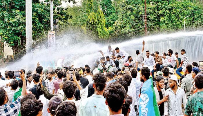 पेपर लीक के विरोध में बिलासपुर में बवाल, NSUI-कांग्रेस कार्यकर्ताओं पर लाठीचार्ज NSUI कार्यकर्ताओं पर लाठीचार्ज