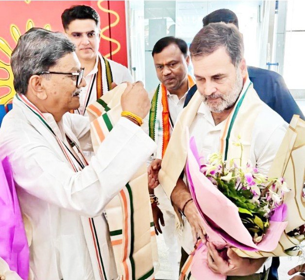 Election Preparation : अभनपुर में राहुल का मंथन…! महंत-टीएस-बैज-भूपेश के साथ बंद कमरे में हुई अहम चर्चा…जिलाध्यक्षों को दिया गुटबाजी से बचने का मंत्र Election Preparations: Rahul holds a strategy session in Abhanpur... Holds crucial closed-door discussions with Mahant, TS, Baij, and Bhupesh... Advises district presidents to steer clear of factionalism.