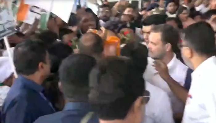 राहुल गांधी पहुंचे रायपुर, कांग्रेस नेताओं ने एयरपोर्ट पर किया भव्य स्वागत राहुल गांधी