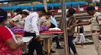 Raipur Railway Station Delivery : रायपुर स्टेशन पर दर्दनाक मंजर…! प्लेटफॉर्म पर हुआ प्रसव…नवजात की मौत के बाद रेल मंत्री से कार्रवाई की मांग Raipur Railway Station Delivery: A harrowing scene at Raipur station... childbirth took place on the platform... demand for action from the Railway Minister following the newborn's death.