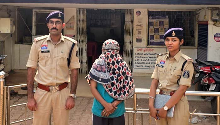 हेरोइन (चिट्टा) बेचने वाली महिला गिरफ्तार, करीब 10 लाख रुपये का मादक पदार्थ जब्त हेरोइन (चिट्टा) बेचने वाली महिला गिरफ्तार,