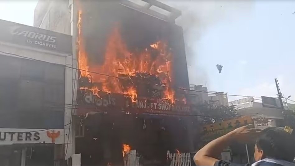 Fire Tragedy : गेमिंग जोन में आग का तांडव…! 15 युवाओं की दर्दनाक मौत…CM ने मांगी रिपोर्ट…PMO ने किया मुआवजे का ऐलान Fire Tragedy: Fire's deadly rampage in Lucknow... Tragic deaths of 15 youths... CM seeks report... PMO announces compensation.