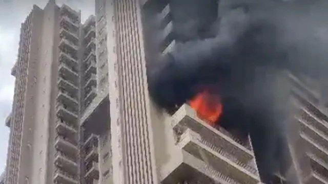 Noida Sector Fire : हाईराइज फ्लैट बना आग का गोला…! नोएडा की सोसाइटी में मचा अफरा-तफरी का माहौल Noida Sector Fire: High-rise flat turns into a fireball... Chaos erupts in Noida society.
