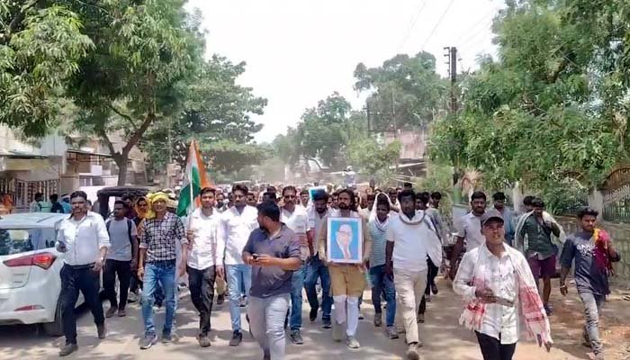 आदिवासी अंचलों की समस्याओं को लेकर 52 गांवों के ग्रामीणों का कलेक्ट्रेट घेराव, जमकर नारेबाजी ग्रामीणों का कलेक्ट्रेट घेराव
