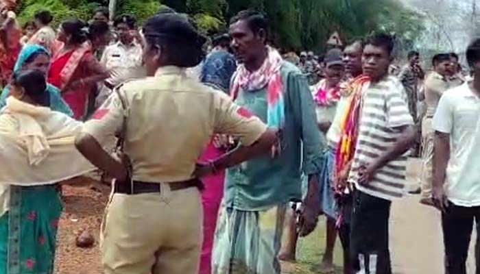 करपावंड में अतिक्रमण हटाने पहुंची राजस्व टीम से धक्कामुक्की, सरकारी कार्य में बाधा डालने पर कई ग्रामीण हिरासत में अतिक्रमण हटाने पहुंची राजस्व टीम से धक्कामुक्की