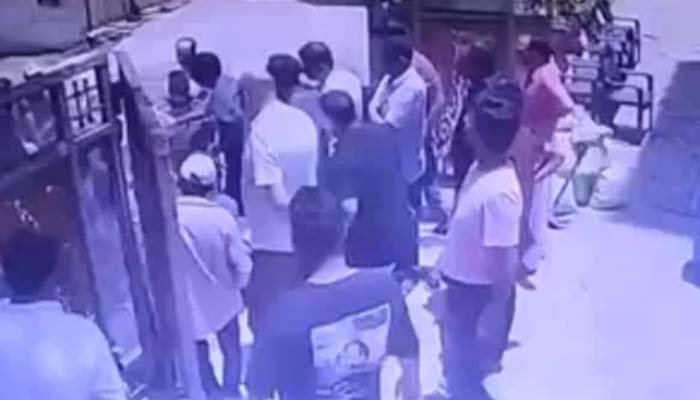 पूर्व महापौर पर गुंडागर्दी का आरोप, बेटे संग मारपीट का CCTV फुटेज वायरल पूर्व महापौर पर गुंडागर्दी का आरोप