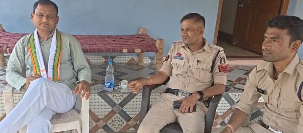 CM Vishnu Visit : गरियाबंद में बड़ा सियासी घटनाक्रम…! कांग्रेस नेता सुखचंद बेसरा को पुलिस ने किया नजरबंद…देखें VIDEO CM Vishnu's Visit: Major political development in Gariaband...! Police place Congress leader Sukhchand Besra under house arrest... Watch the video.