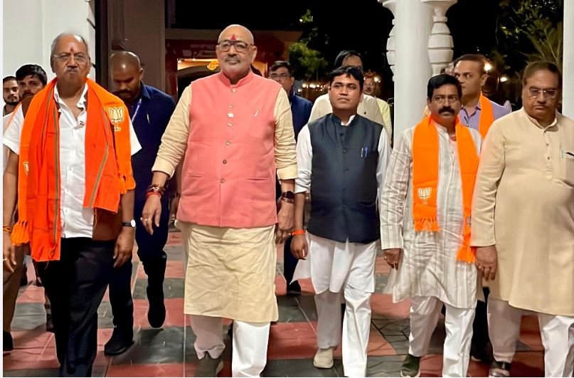 Giriraj Singh Raipur Visit : रायपुर पहुंचे केंद्रीय मंत्री गिरिराज सिंह…! कुशाभाऊ ठाकरे परिसर में हुआ जोरदार स्वागत…नेताओं-कार्यकर्ताओं के साथ की अहम बैठक Giriraj Singh's Raipur Visit: Union Minister Giriraj Singh has arrived in Raipur! He received a rousing welcome at the Kushabhau Thakre complex and held a crucial meeting with leaders and party workers.