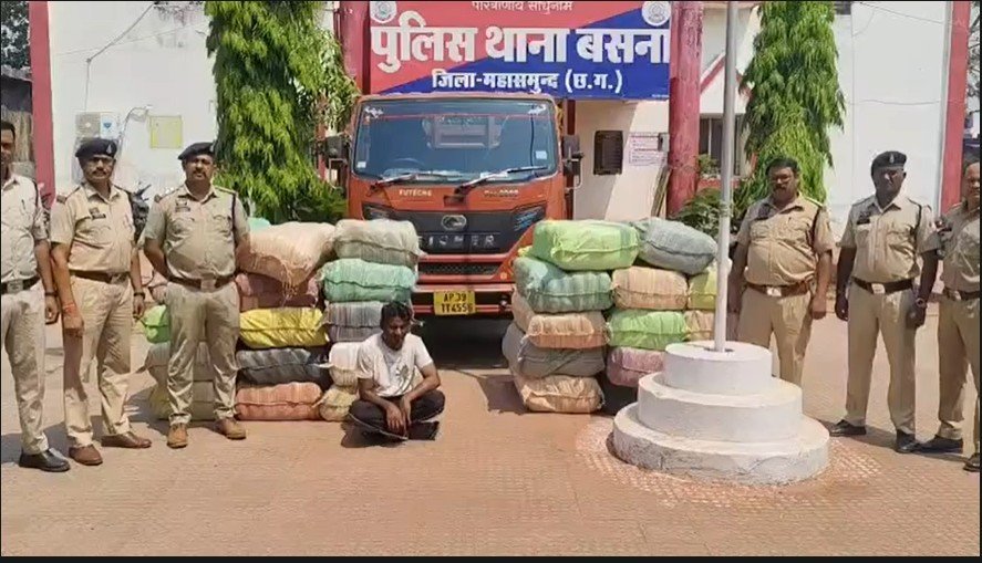 Ganja Smuggling : शराब कारोबारी निकला गांजा तस्करी का मास्टरमाइंड…! महासमुंद पुलिस ने यूपी से दबोचा सरगना Ganja Smuggling: Liquor trader turns out to be the mastermind behind the cannabis smuggling racket...! Mahasamund police nab the kingpin in UP.