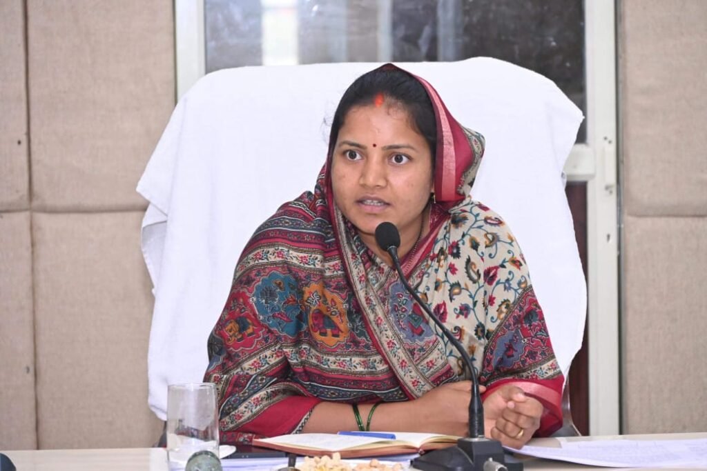 Anganwadi Workers : छत्तीसगढ़ में बड़ा बदलाव…! आंगनबाड़ी कार्यकर्ताओं को अब सीधे खाते में मिलेगी साड़ी की राशि…मंत्री लक्ष्मी राजवाड़े का बड़ा फैसला Anganwadi Workers: Major change in Chhattisgarh! Anganwadi workers will now receive the saree allowance directly into their bank accounts—a major decision by Minister Lakshmi Rajwade.