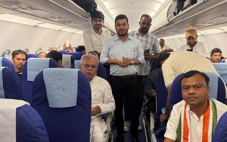 Delhi Raipur Flight Diverted : दिल्ली-रायपुर इंडिगो फ्लाइट की नागपुर में इमरजेंसी लैंडिंग…! विमान में सवार थे भूपेश बघेल और दीपक बैज Delhi-Raipur Flight Diverted: Delhi-Raipur IndiGo flight makes emergency landing in Nagpur...! Bhupesh Baghel and Deepak Baij were on board.