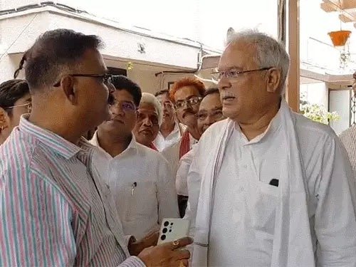 Suspended CEO vs Ex CM : निलंबन के बाद भूपेश बघेल से मिले जनपद सीईओ…! राजनीतिक गलियारों में बढ़ी चर्चा Suspended CEO vs. Ex-CM: Janpad CEO Meets Bhupesh Baghel Following Suspension—Sparks Heightened Speculation in Political Circles!