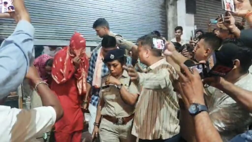 Sex Racket Busted: Sex racket busted in Durg! Prostitution was being run under the guise of a closed lodge; 3 young women and 2 young men were found in a compromising position.