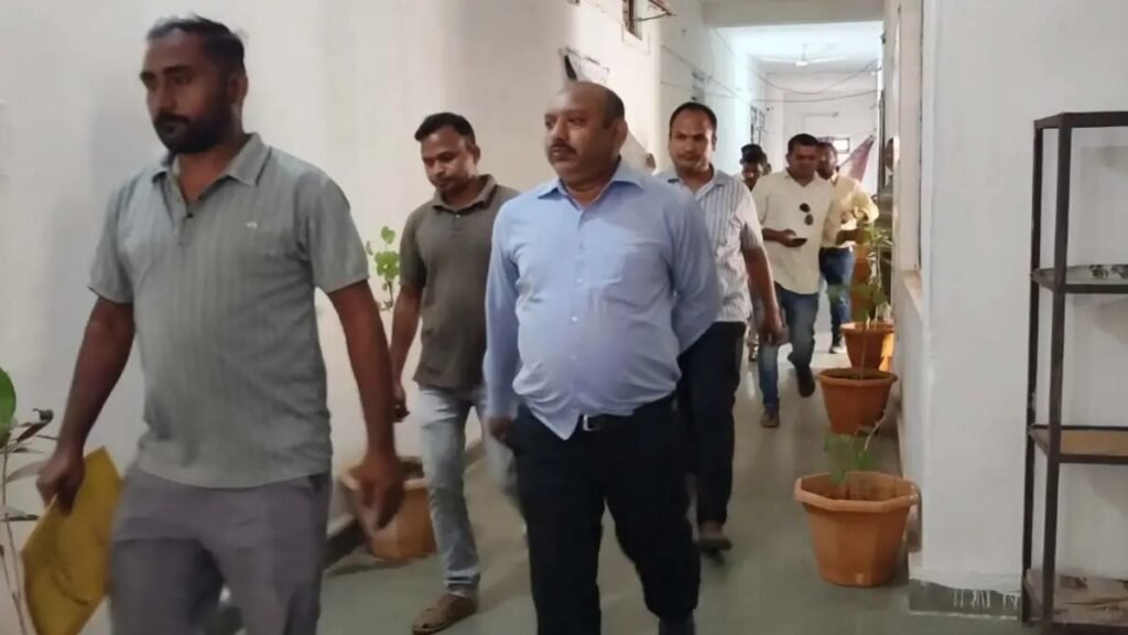 Tehsildar's Reader Arrested: Major ACB trap in Chhattisgarh! Tehsildar's reader caught red-handed accepting a bribe of ₹10,000... had already taken ₹35,000 previously.