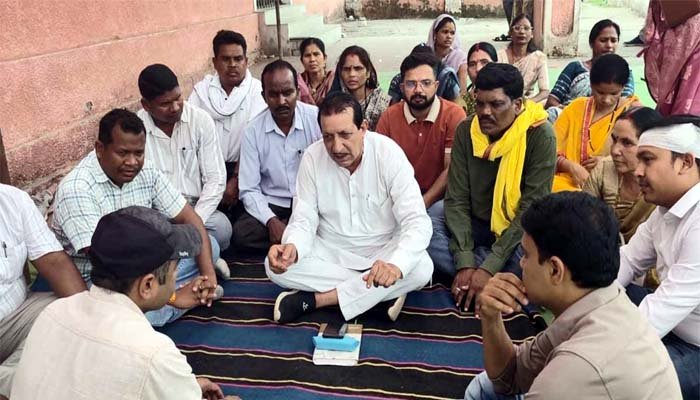 भ्रष्टाचार के आरोपों को लेकर जनपद पंचायत कार्यालय में तालाबंदी, कर्मचारी अंदर फंसे, प्रशासन मौके पर भ्रष्टाचार के आरोपों को लेकर जनपद पंचायत कार्यालय में तालाबंदी,