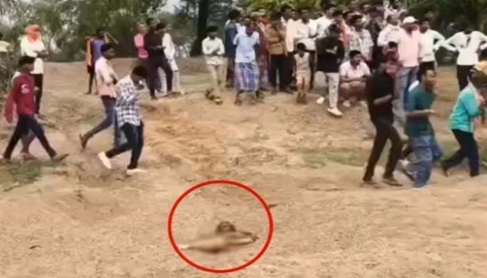 रेत में दबा मिला युवती का शव, हत्या की आशंका से जांच तेज रेत में दबा मिला युवती का शव