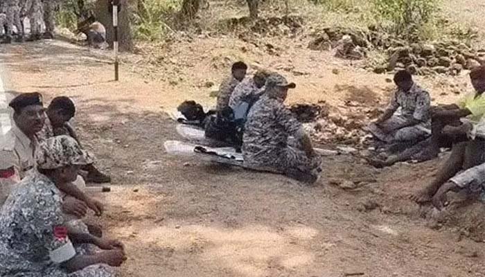 धर्मांतरण विवाद से तनाव, 26 परिवारों के गांव से बाहर किए जाने का आरोप; पुलिस तैनात पुलिस तैनात