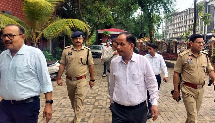 री-NEET परीक्षा को लेकर प्रशासन अलर्ट, कलेक्टर डॉ. गौरव सिंह ने परीक्षा केंद्रों का किया निरीक्षण कलेक्टर डॉ. गौरव सिंह ने परीक्षा केंद्रों का किया निरीक्षण