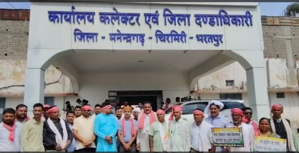 School Land Dispute : सरकारी स्कूल की जमीन पर बना लिया मकान…! स्वास्थ्य विभाग के कर्मचारी पर कब्जे का आरोप…ग्रामीणों ने खोला मोर्चा…कलेक्टर से लगाई गुहार…यहां देखें VIDEO School Land Dispute: House built on government school land! Health Department employee accused of encroachment; villagers up in arms and have appealed to the Collector... Watch the video here.